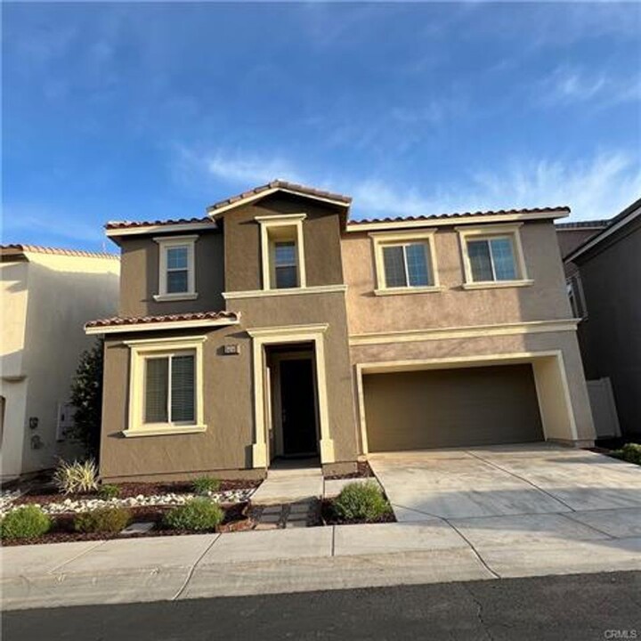 24245 Lavender dr in Lake Elsinore, CA - Building Photo