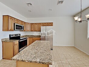 17305 W Woodlands Ave in Goodyear, AZ - Foto de edificio - Building Photo