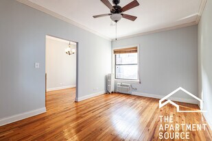 736 W Addison St, Unit S1 in Chicago, IL - Building Photo