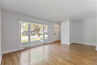 241 S Edgewood Ave in Lombard, IL - Foto de edificio - Building Photo