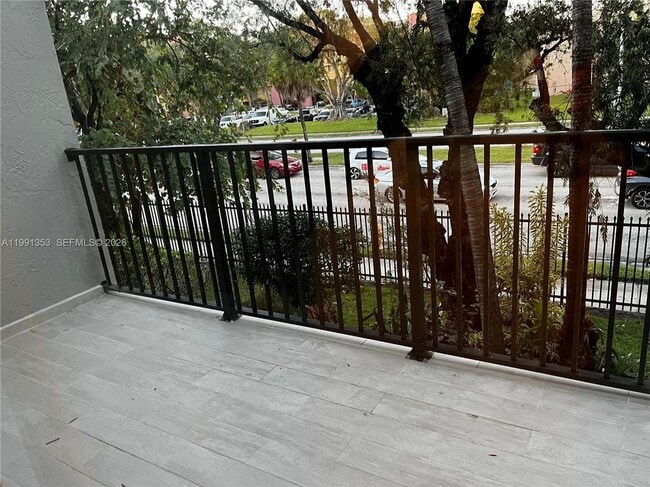 210 NW 87th Ave in Miami, FL - Foto de edificio - Building Photo