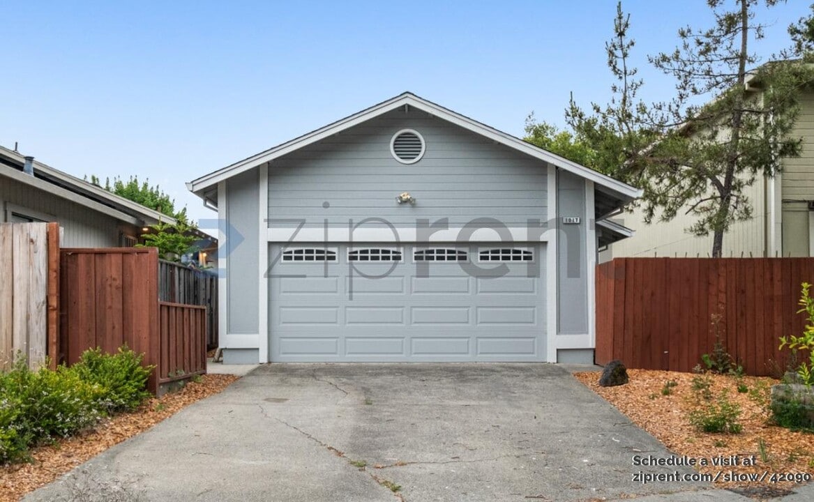 1017 Stanislaus Way in Santa Rosa, CA - Building Photo