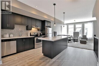 65 Esplanade Ln in Grimsby, ON - Building Photo - Building Photo