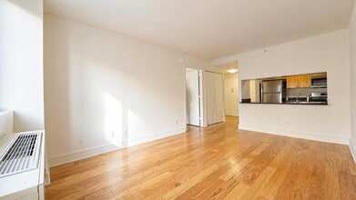 323 W 96th St, Unit 706 in New York, NY - Building Photo - Building Photo