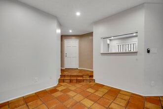 102 Caleta Beach in San Antonio, TX - Building Photo - Building Photo