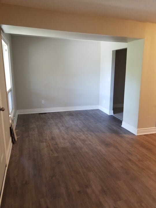 477 Dean Avenue in Oshawa, ON - Building Photo