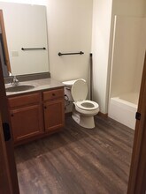 2421 Sessions St, Unit 6 in Eau Claire, WI - Foto de edificio - Building Photo