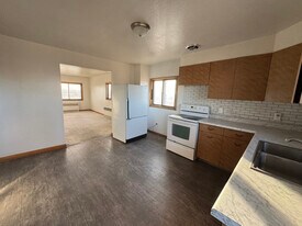 302 W 7th St in McCook, NE - Building Photo