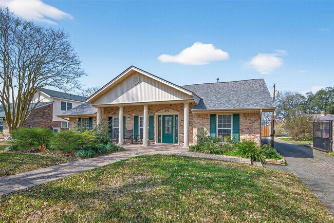 1910 Claiborne Dr in League City, TX - Building Photo - Building Photo