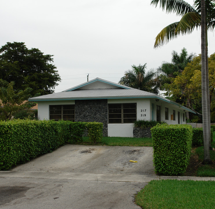 217-223 SE 1st St in Dania Beach, FL - Building Photo