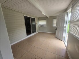 202 N Logan St in Texas City, TX - Building Photo