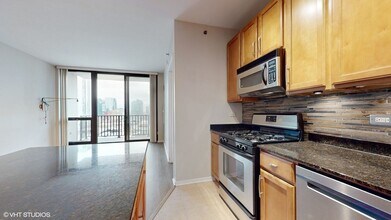 210 S Desplaines St in Chicago, IL - Building Photo - Building Photo