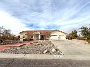 2287 Hopi Dr in Kingman, AZ - Building Photo - Building Photo