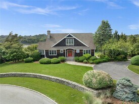 21 OCEAN HEIGHTS Rd in Newport, RI - Building Photo