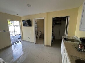 5440 SW 101st Ave in Olympia Heights, FL - Foto de edificio - Building Photo