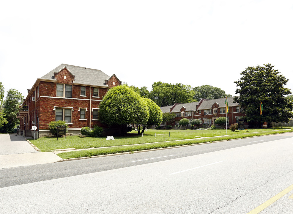 Stratford Place in Memphis, TN - Building Photo