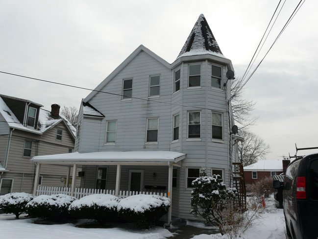 110 W Broad St in Stamford, CT - Foto de edificio - Building Photo