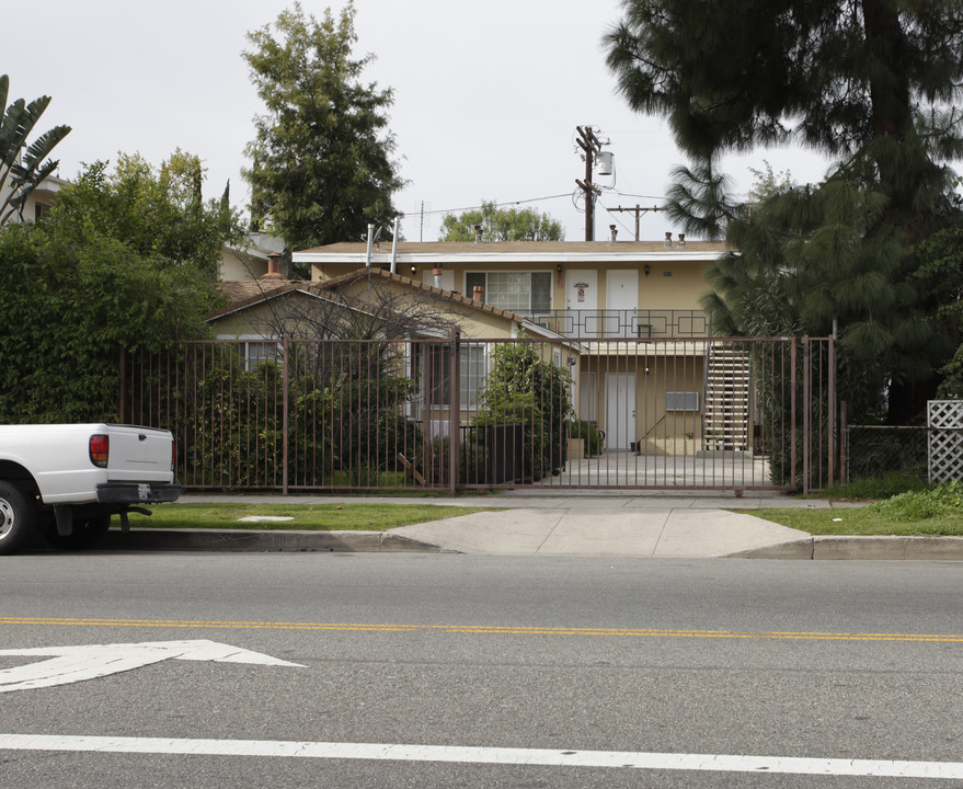 5915 Hazeltine Ave in Van Nuys, CA - Building Photo