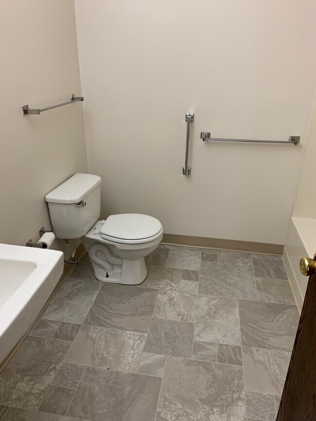 930 W Main St, Unit 4 in Dover Foxcroft, ME - Building Photo - Building Photo