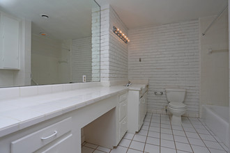 London Square Townhomes in Houston, TX - Foto de edificio - Interior Photo