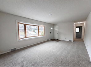 8615 Virginia Cir N in St. Louis Park, MN - Building Photo - Building Photo