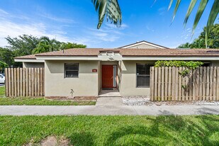 21 Meadows Dr in Boynton Beach, FL - Building Photo