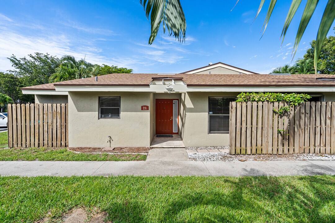 21 Meadows Dr in Boynton Beach, FL - Building Photo