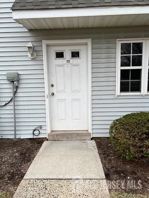 111 Kings Ct in Woodbridge, NJ - Building Photo