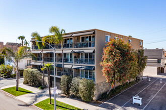 Naples Plaza in Long Beach, CA - Building Photo - Building Photo