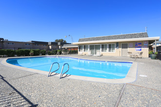 Dover Park Apartments in Fairfield, CA - Building Photo - Building Photo