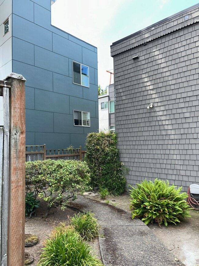 7307 Bainbridge Pl SW in Seattle, WA - Building Photo - Building Photo