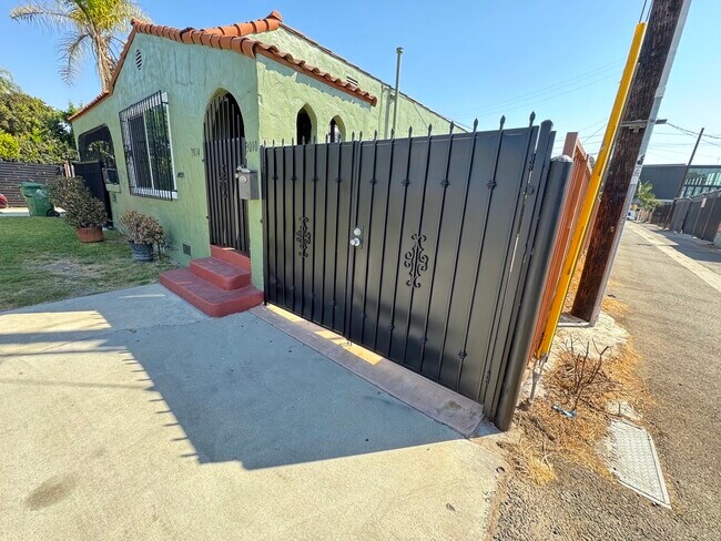 3014 S Cochran Ave in Los Angeles, CA - Building Photo - Building Photo