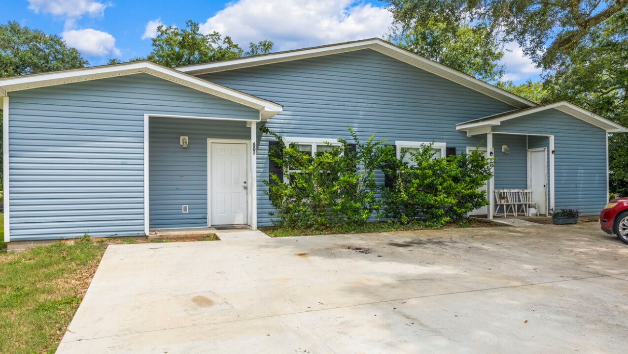 601 S Cedar St in Foley, AL - Building Photo