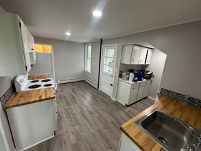 224 Millville Ave in Naugatuck, CT - Building Photo - Building Photo