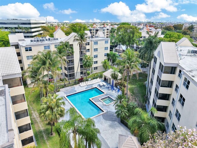 8343 Lake Dr in Doral, FL - Foto de edificio - Building Photo