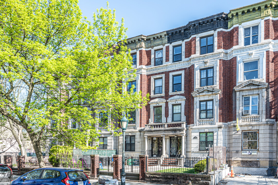 713 Eastern Pky in Brooklyn, NY - Foto de edificio