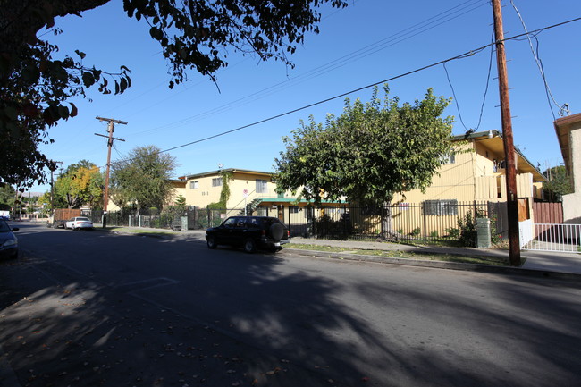 6940-6958 Milwood Ave in Canoga Park, CA - Building Photo - Building Photo