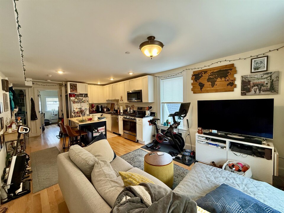 26 Putnam St, Unit 3 in Somerville, MA - Building Photo