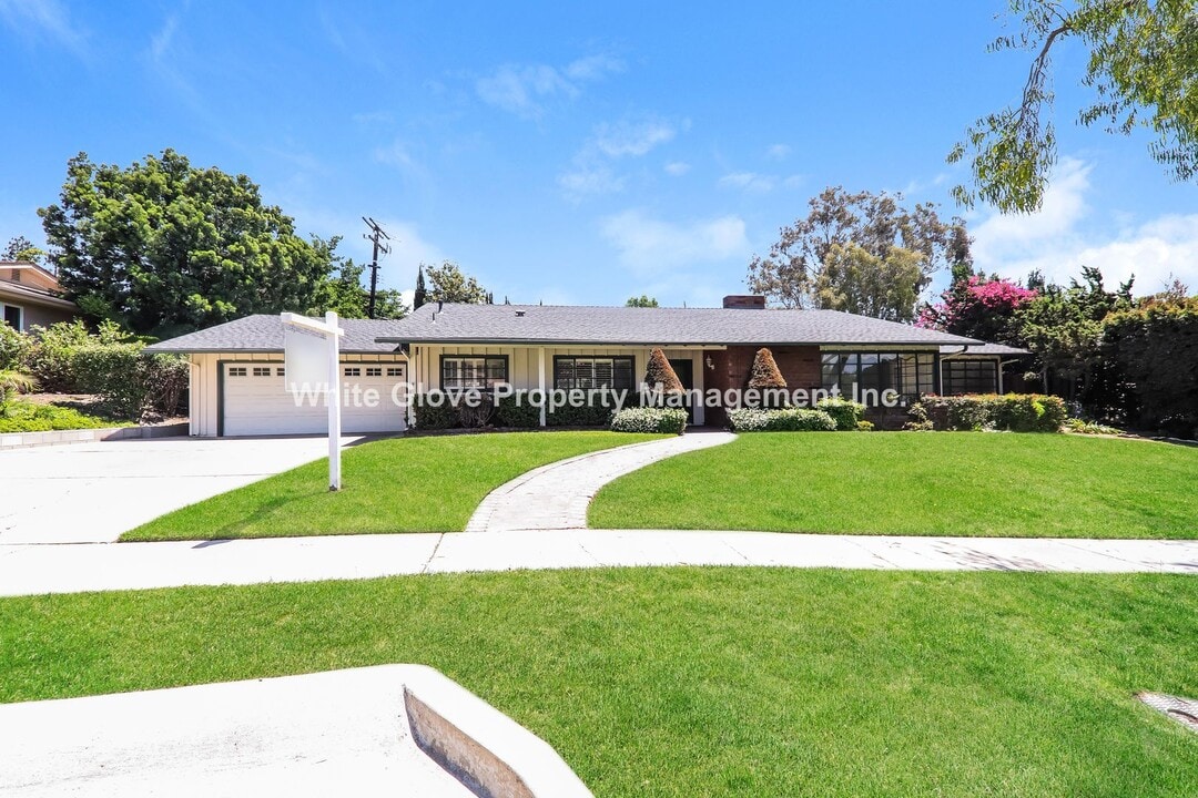 1400 Hollydale Dr in Fullerton, CA - Building Photo