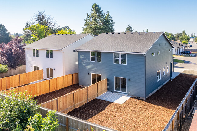 1405 Hardcastle Ave in Woodburn, OR - Building Photo - Building Photo