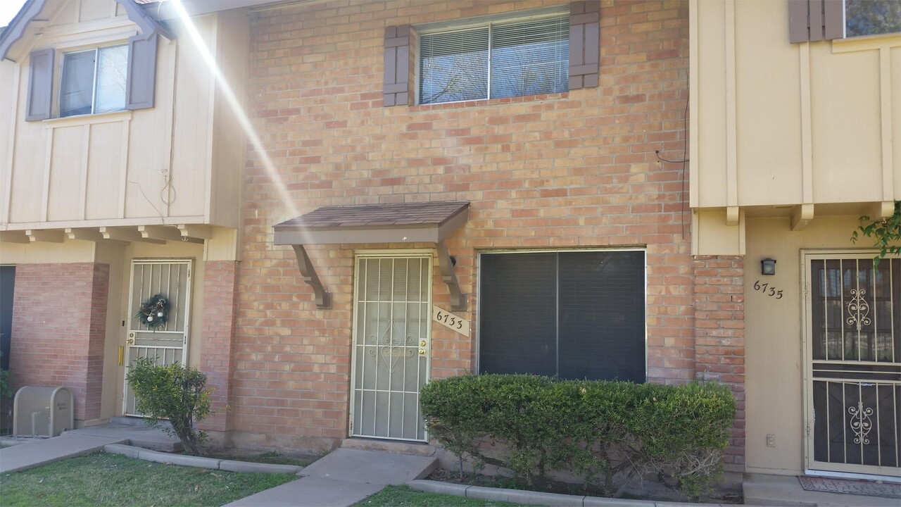 6733 N 44th Ave in Glendale, AZ - Foto de edificio