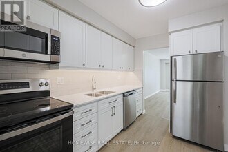 570 Waverly St N in Oshawa, ON - Building Photo - Building Photo