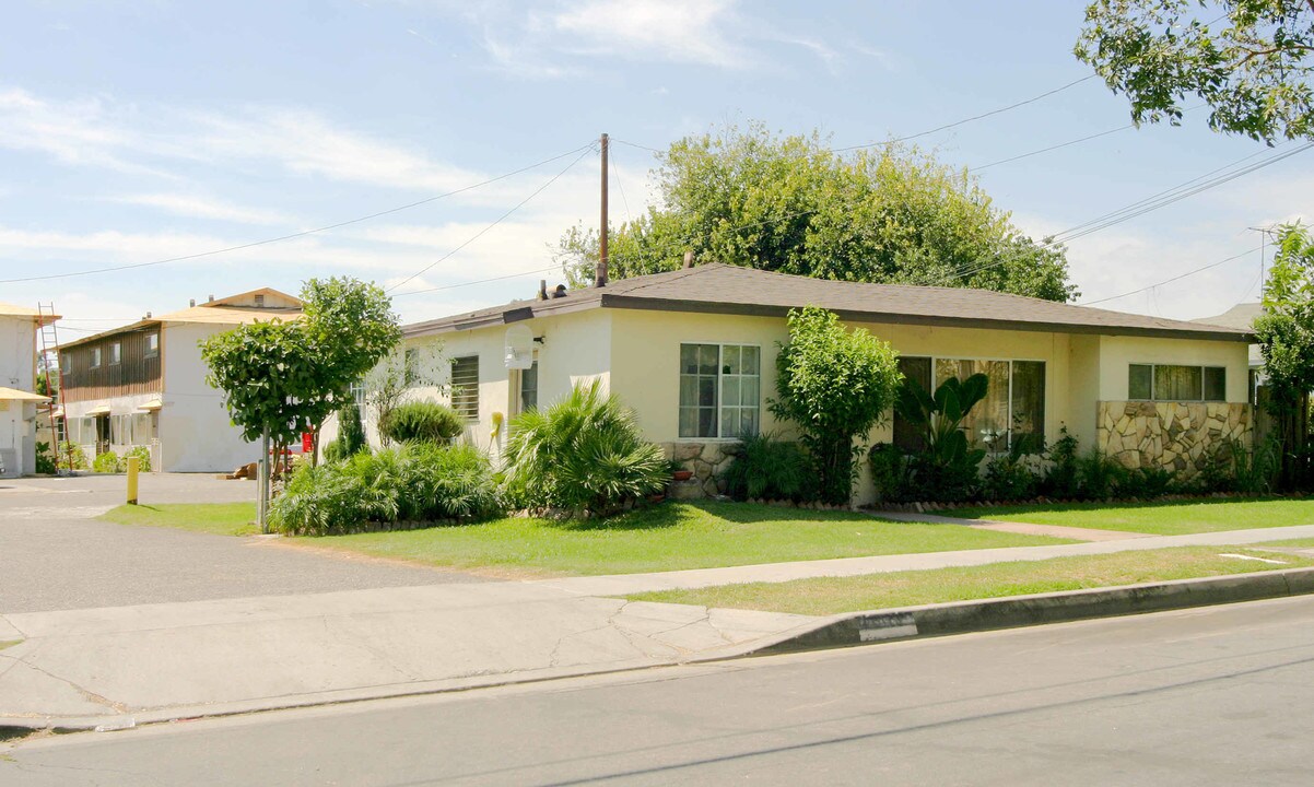 13811 Arthur Ave in Paramount, CA - Foto de edificio