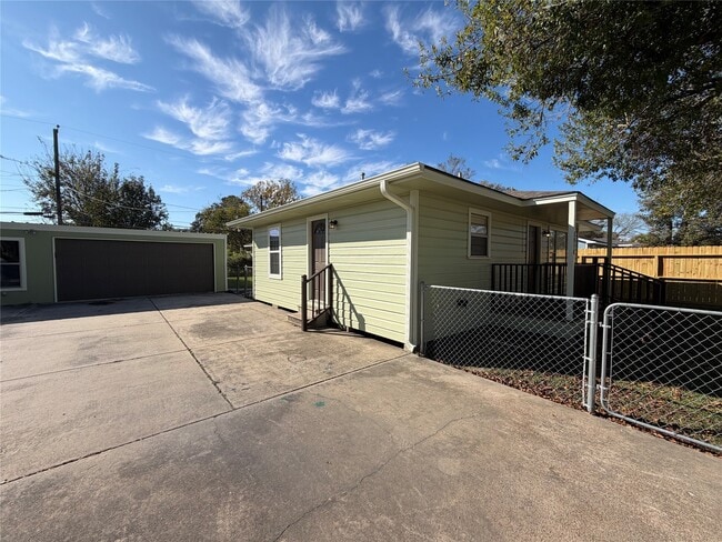 property at 5910 Woodview Dr