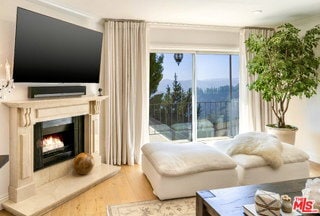 property at 2385 Roscomare Rd