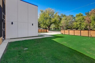 2618 Carpenter Ave in Dallas, TX - Building Photo - Building Photo