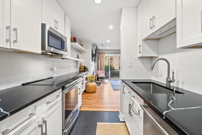 1710 Summit Pl NW in Washington, DC - Building Photo - Building Photo