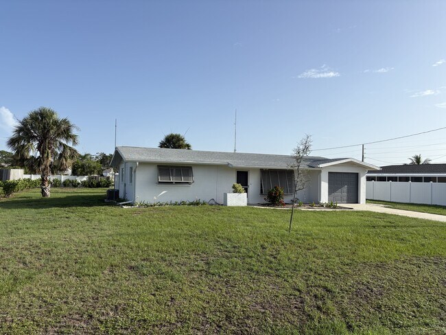 108 Charles Dr in Nokomis, FL - Building Photo - Building Photo