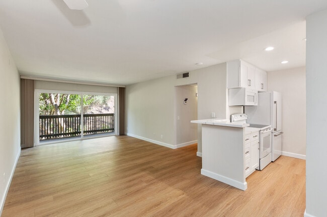 6416 Friars Rd, Unit 221 in San Diego, CA - Building Photo - Building Photo