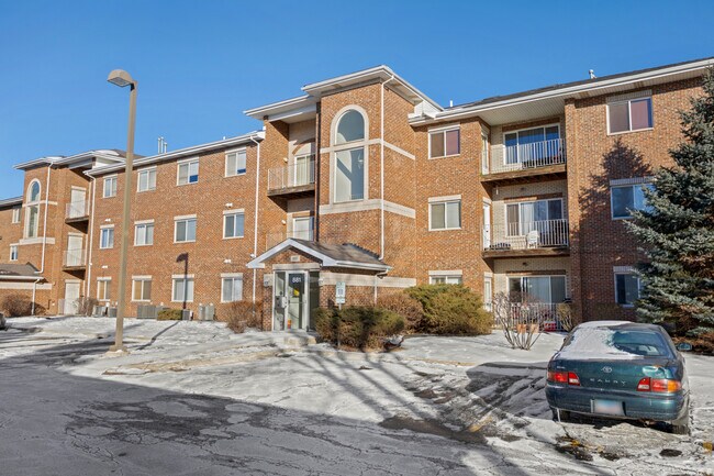 881 N Swift Rd in Addison, IL - Building Photo - Building Photo